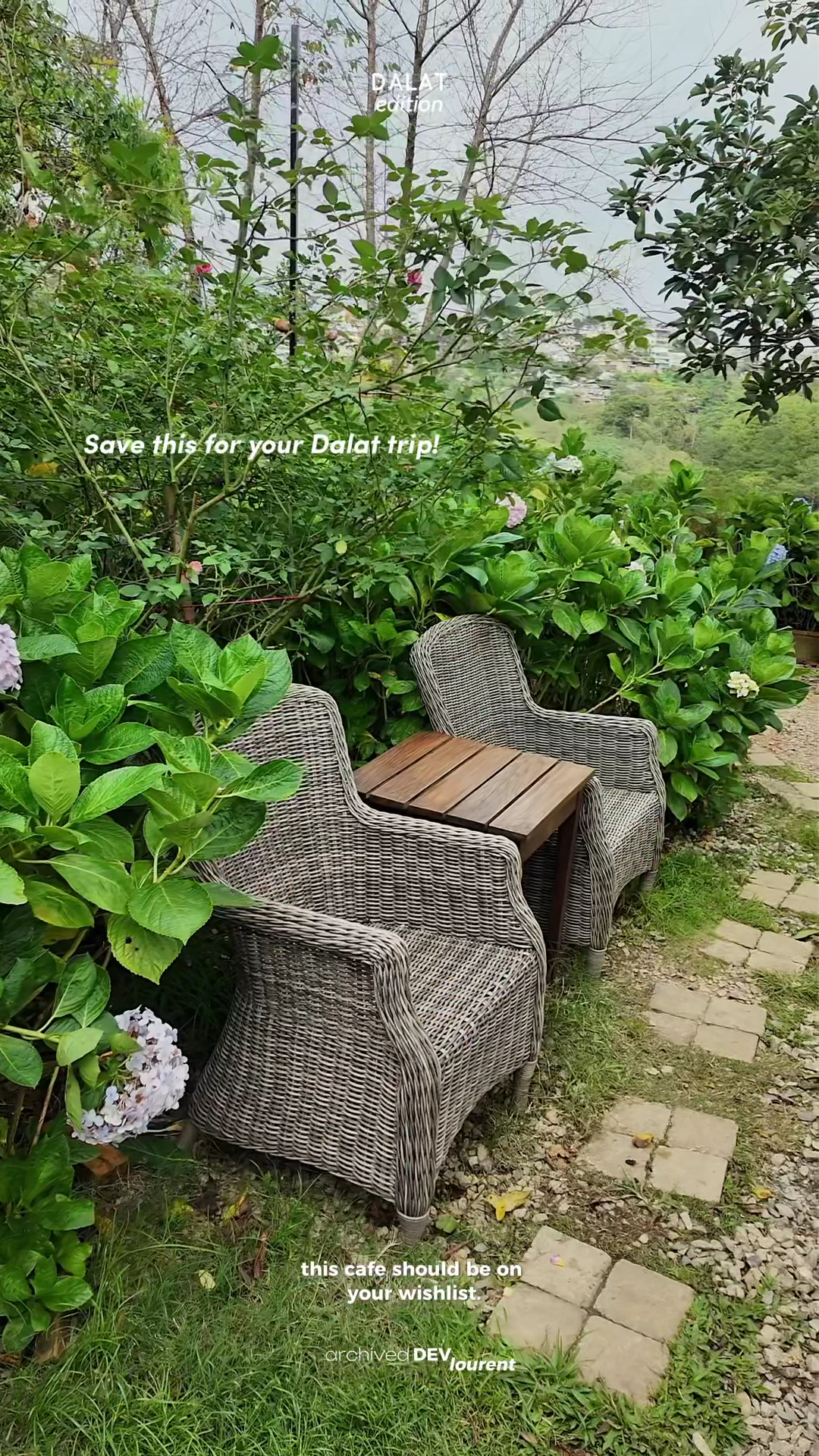 Bậc thang gạch dẫn vào sân quán, hai bên trồng dương xỉ